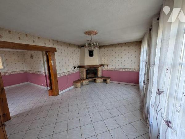 Maison de ville à proximité des commerces et des services
Fenêtres PVC double vitrage avec vol...