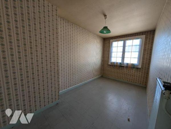 Maison de ville à proximité des commerces et des services
Fenêtres PVC double vitrage avec vol...