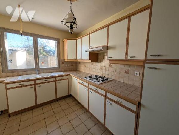 Maison de ville à proximité des commerces et des services
Fenêtres PVC double vitrage avec vol...