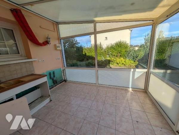 Maison de ville à proximité des commerces et des services
Fenêtres PVC double vitrage avec vol...