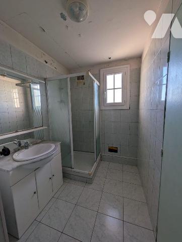 Maison de ville à proximité des commerces et des services
Fenêtres PVC double vitrage avec vol...