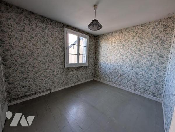 Maison de ville à proximité des commerces et des services
Fenêtres PVC double vitrage avec vol...