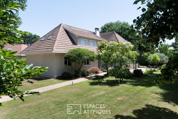 Élégante maison familiale rénovée avec jardin arboré et volumes généreux