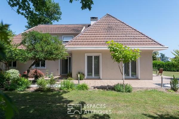 Élégante maison familiale rénovée avec jardin arboré et volumes généreux