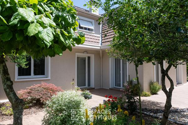 Élégante maison familiale rénovée avec jardin arboré et volumes généreux
