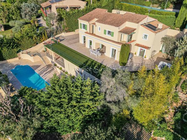 Magnifique villa contemporaine de 8 pièces avec piscine pool house jardin terrain salle de sport au calme.