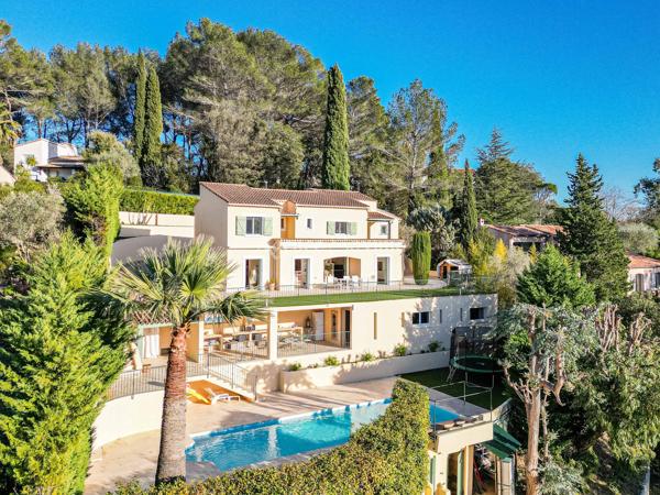 Magnifique villa contemporaine de 8 pièces avec piscine pool house jardin terrain salle de sport au calme.