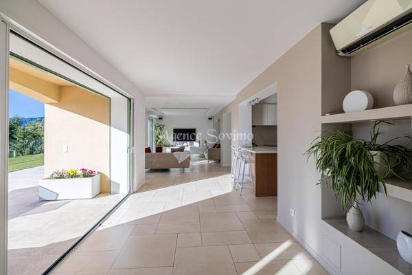 Magnifique villa contemporaine de 8 pièces avec piscine pool house jardin terrain salle de sport au calme.