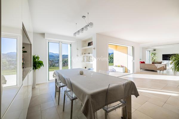 Magnifique villa contemporaine de 8 pièces avec piscine pool house jardin terrain salle de sport au calme.