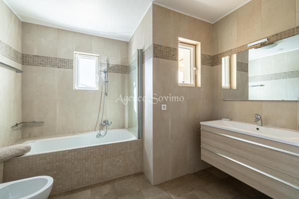 Magnifique villa contemporaine de 8 pièces avec piscine pool house jardin terrain salle de sport au calme.
