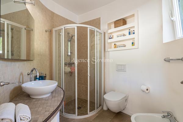 Magnifique villa contemporaine de 8 pièces avec piscine pool house jardin terrain salle de sport au calme.