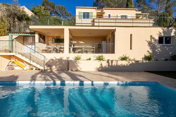 Magnifique villa contemporaine de 8 pièces avec piscine pool house jardin terrain salle de sport au calme.