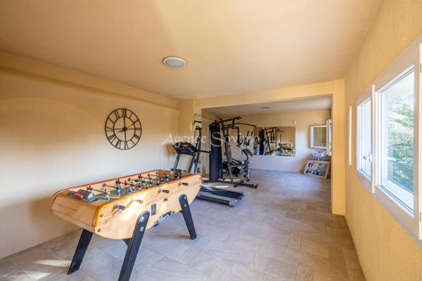 Magnifique villa contemporaine de 8 pièces avec piscine pool house jardin terrain salle de sport au calme.