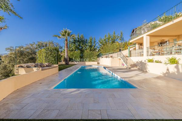 Magnifique villa contemporaine de 8 pièces avec piscine pool house jardin terrain salle de sport au calme.