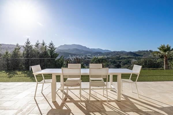 Magnifique villa contemporaine de 8 pièces avec piscine pool house jardin terrain salle de sport au calme.