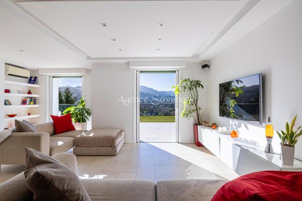 Magnifique villa contemporaine de 8 pièces avec piscine pool house jardin terrain salle de sport au calme.