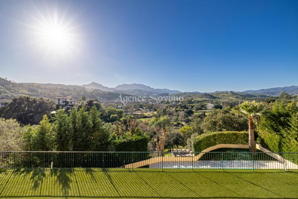 Magnifique villa contemporaine de 8 pièces avec piscine pool house jardin terrain salle de sport au calme.