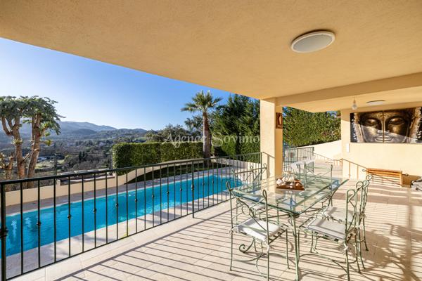 Magnifique villa contemporaine de 8 pièces avec piscine pool house jardin terrain salle de sport au calme.