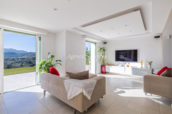 Magnifique villa contemporaine de 8 pièces avec piscine pool house jardin terrain salle de sport au calme.