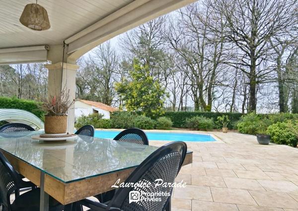 Maison avec garage piscine et porche