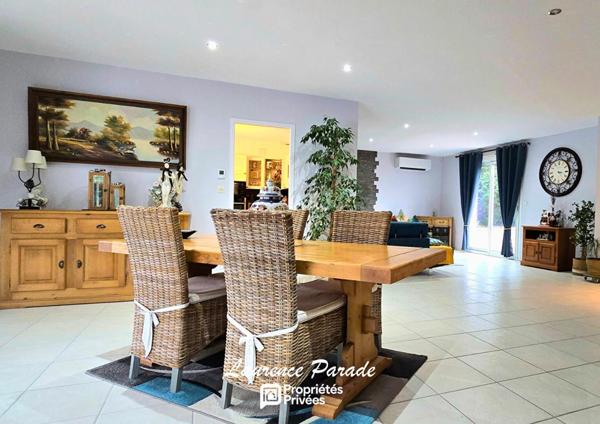 Maison avec garage piscine et porche