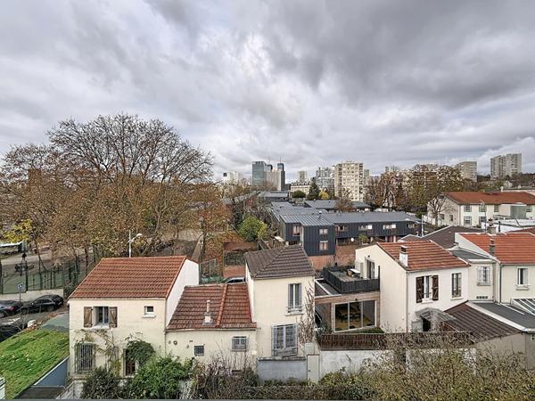 BAGNOLET PROCHE MONTREUIL, QUARTIER DES COUTURES, 10 MIN DU METRO, BEAU ET GRAND 2 PIECES AVEC LOGGIA AU CALME ET SANS VIS A VIS