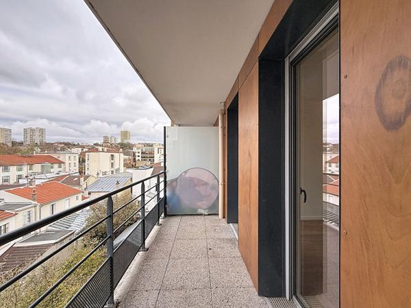 BAGNOLET PROCHE MONTREUIL, QUARTIER DES COUTURES, 10 MIN DU METRO, BEAU ET GRAND 2 PIECES AVEC LOGGIA AU CALME ET SANS VIS A VIS