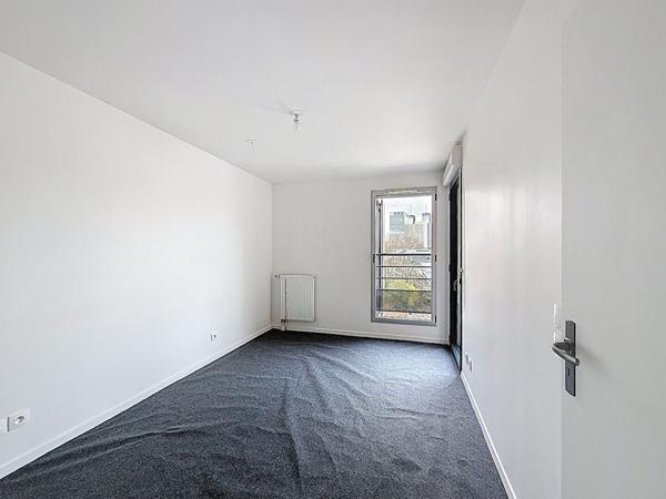 BAGNOLET PROCHE MONTREUIL, QUARTIER DES COUTURES, 10 MIN DU METRO, BEAU ET GRAND 2 PIECES AVEC LOGGIA AU CALME ET SANS VIS A VIS