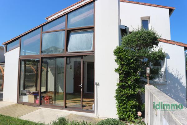 MAGNIFIQUE MAISON DE 220 M2,DANS UN LIEU RECHERCHE, AVEC PISCINE SUR UN TERRAIN DE 610 M2. PROCHE DE ROYAN. Royan (17200)