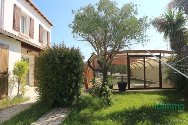 MAGNIFIQUE MAISON DE 220 M2,DANS UN LIEU RECHERCHE, AVEC PISCINE SUR UN TERRAIN DE 610 M2. PROCHE DE ROYAN. Royan (17200)