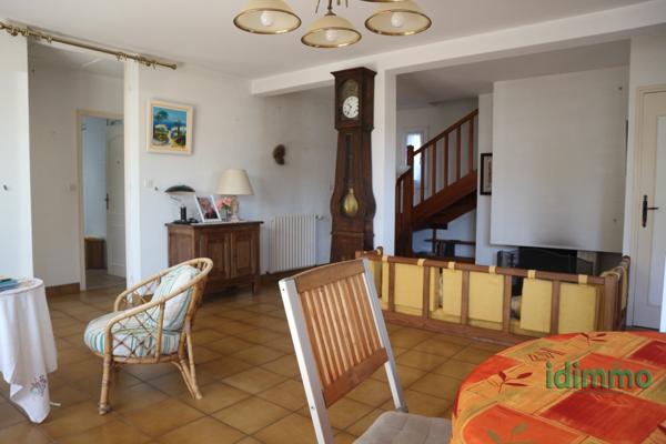 MAGNIFIQUE MAISON DE 220 M2,DANS UN LIEU RECHERCHE, AVEC PISCINE SUR UN TERRAIN DE 610 M2. PROCHE DE ROYAN. Royan (17200)