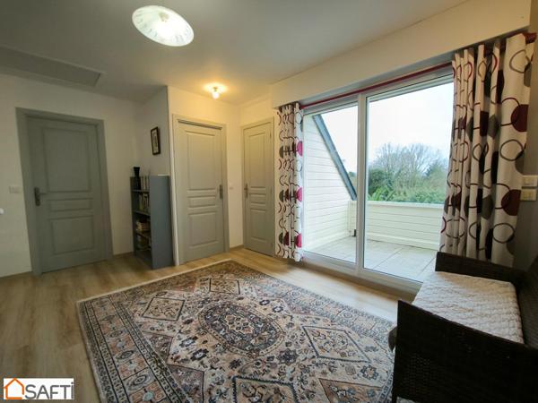 MAISON FAMILLIALE AVEC SES 5 CHAMBRES AVEC SES COMMERCES A PIEDS