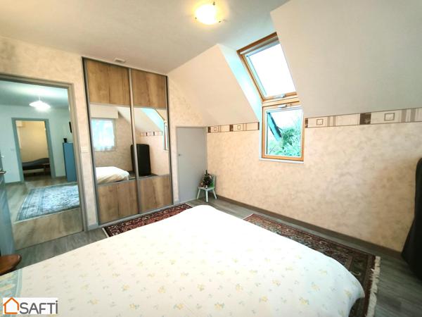 MAISON FAMILLIALE AVEC SES 5 CHAMBRES AVEC SES COMMERCES A PIEDS