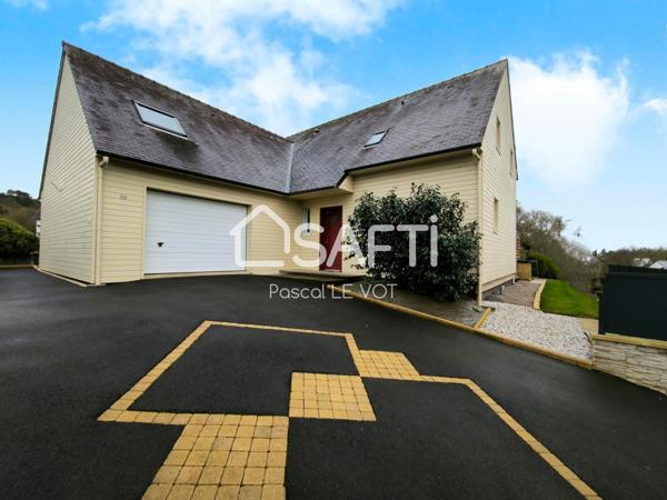 MAISON FAMILLIALE AVEC SES 5 CHAMBRES AVEC SES COMMERCES A PIEDS