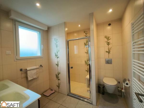 MAISON FAMILLIALE AVEC SES 5 CHAMBRES AVEC SES COMMERCES A PIEDS