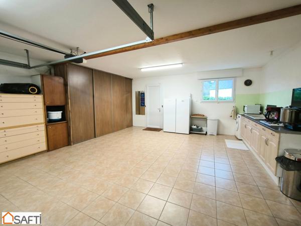 MAISON FAMILLIALE AVEC SES 5 CHAMBRES AVEC SES COMMERCES A PIEDS