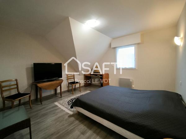 MAISON FAMILLIALE AVEC SES 5 CHAMBRES AVEC SES COMMERCES A PIEDS