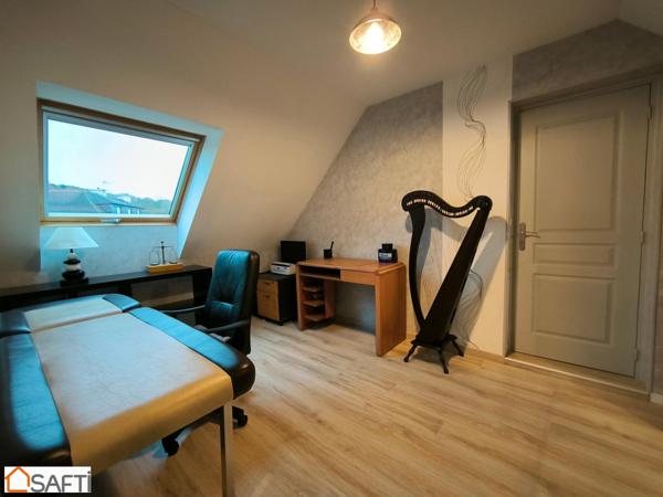 MAISON FAMILLIALE AVEC SES 5 CHAMBRES AVEC SES COMMERCES A PIEDS