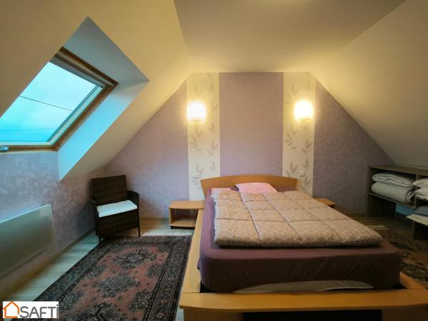 MAISON FAMILLIALE AVEC SES 5 CHAMBRES AVEC SES COMMERCES A PIEDS