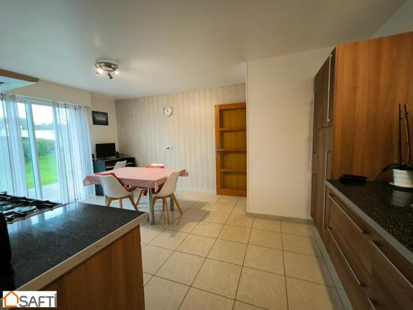 MAISON FAMILLIALE AVEC SES 5 CHAMBRES AVEC SES COMMERCES A PIEDS