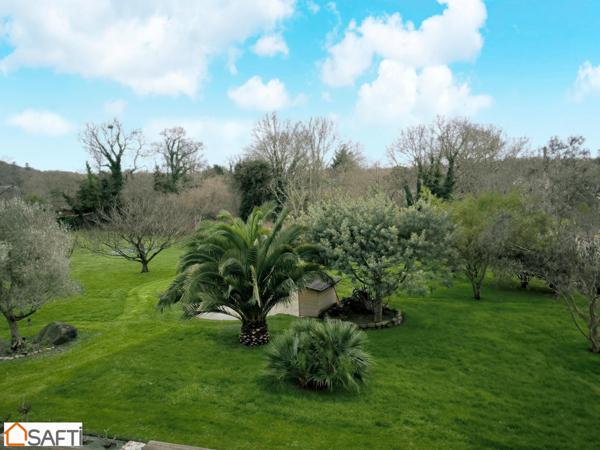 MAISON FAMILLIALE AVEC SES 5 CHAMBRES AVEC SES COMMERCES A PIEDS