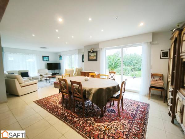 MAISON FAMILLIALE AVEC SES 5 CHAMBRES AVEC SES COMMERCES A PIEDS