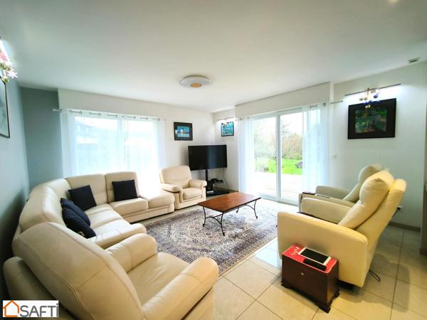 MAISON FAMILLIALE AVEC SES 5 CHAMBRES AVEC SES COMMERCES A PIEDS