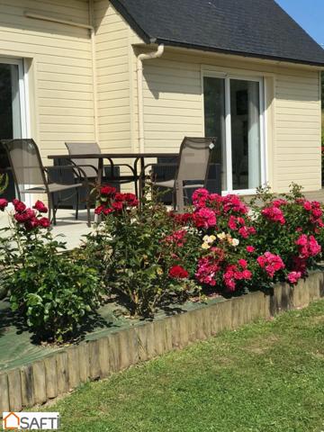 MAISON FAMILLIALE AVEC SES 5 CHAMBRES AVEC SES COMMERCES A PIEDS