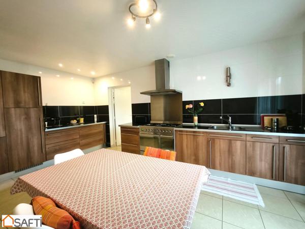 MAISON FAMILLIALE AVEC SES 5 CHAMBRES AVEC SES COMMERCES A PIEDS