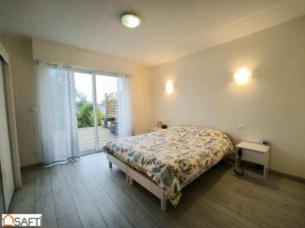 MAISON FAMILLIALE AVEC SES 5 CHAMBRES AVEC SES COMMERCES A PIEDS