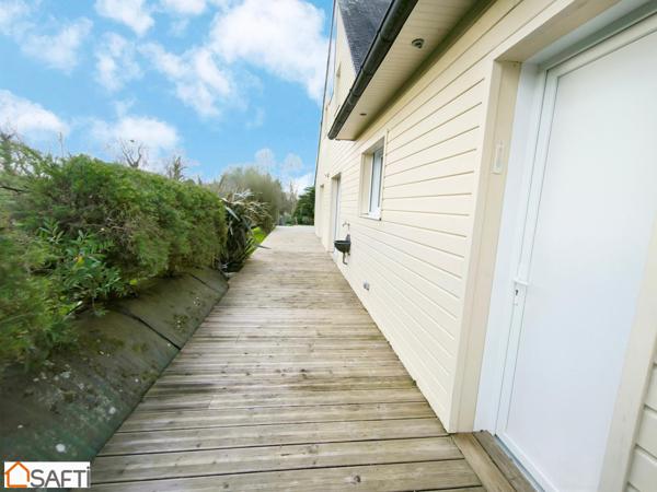 MAISON FAMILLIALE AVEC SES 5 CHAMBRES AVEC SES COMMERCES A PIEDS