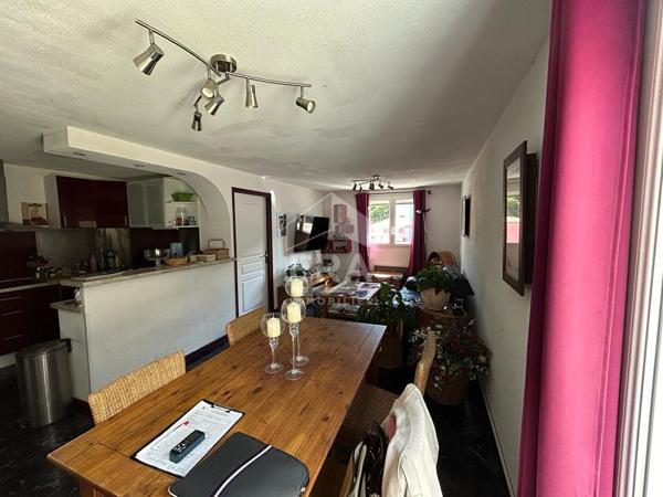 A VENDRE- LE PERTHUS- IMMEUBLE 3 appartements  + commerce