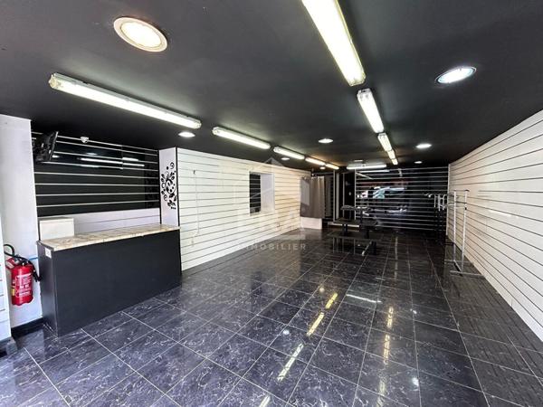 A VENDRE- LE PERTHUS- IMMEUBLE 3 appartements  + commerce