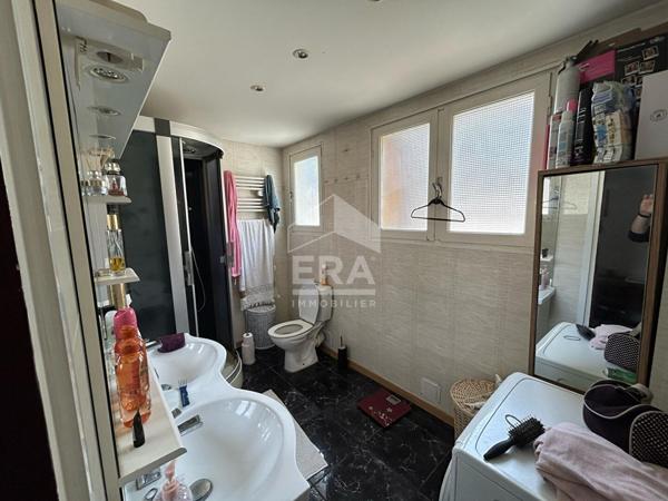 A VENDRE- LE PERTHUS- IMMEUBLE 3 appartements  + commerce